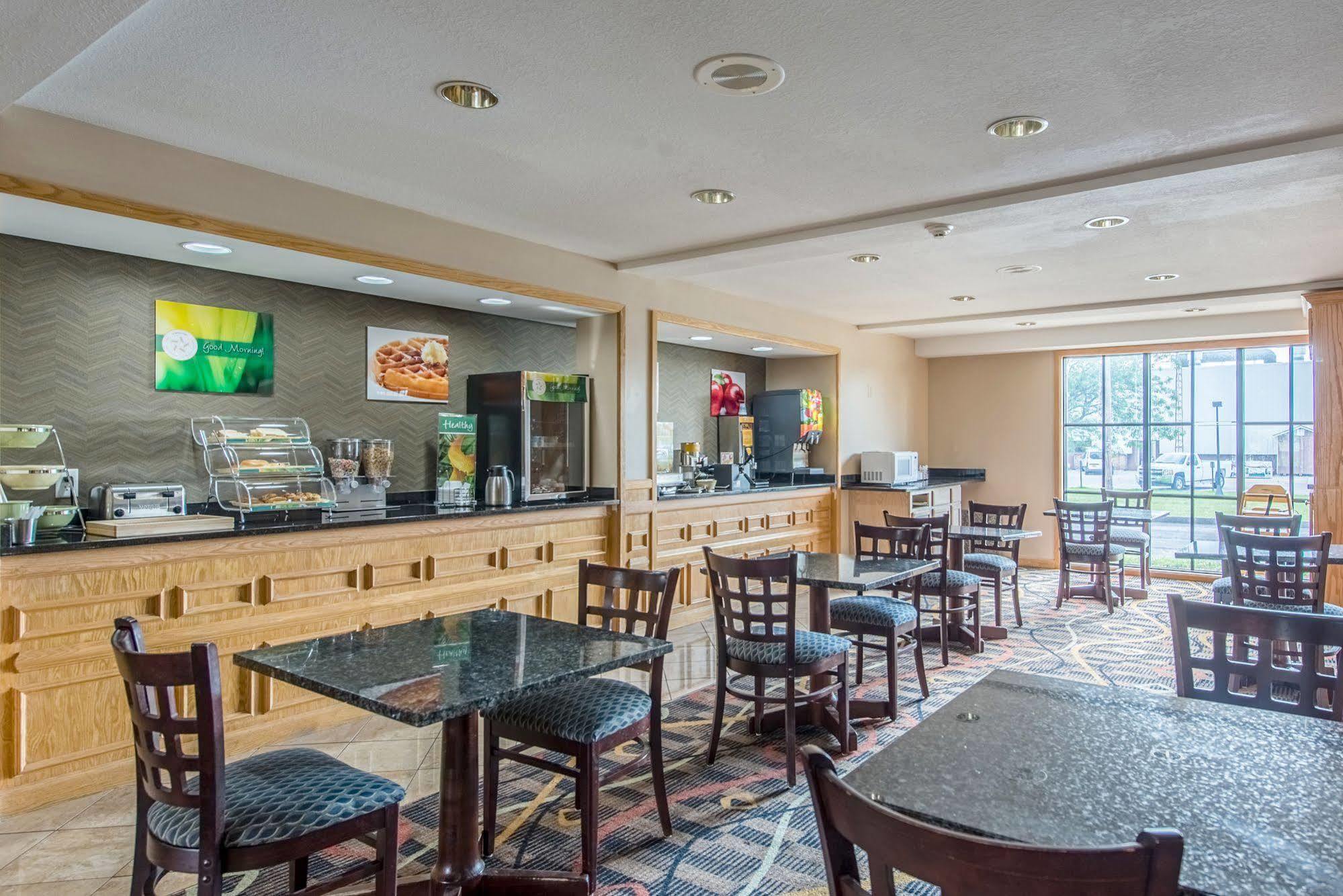 Cardinal Inn & Suites Muncie Eksteriør billede