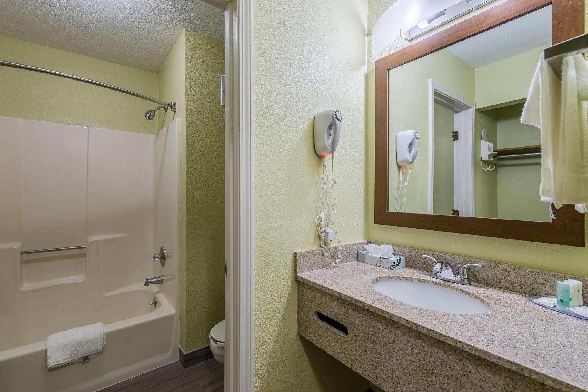 Cardinal Inn & Suites Muncie Eksteriør billede