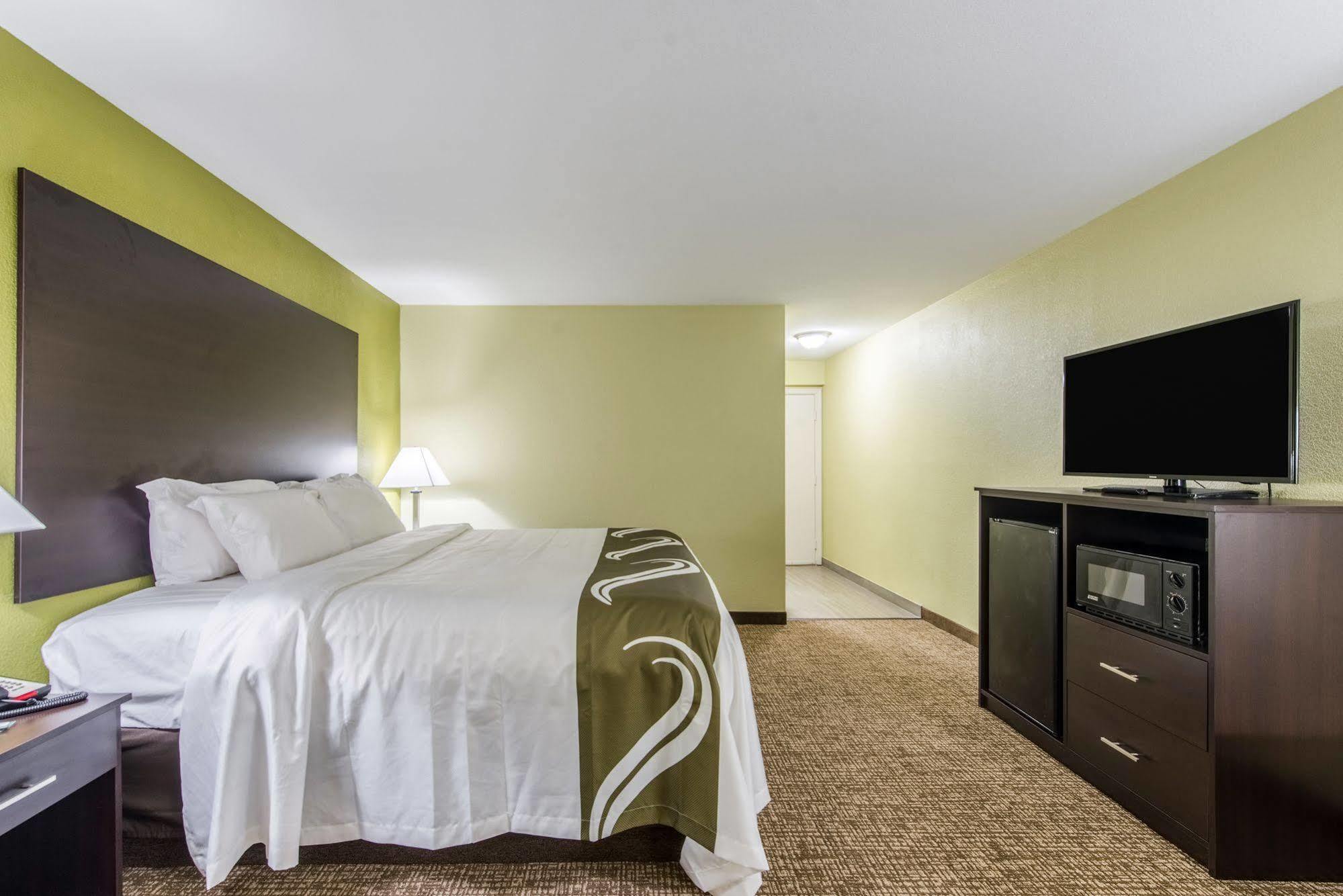Cardinal Inn & Suites Muncie Eksteriør billede