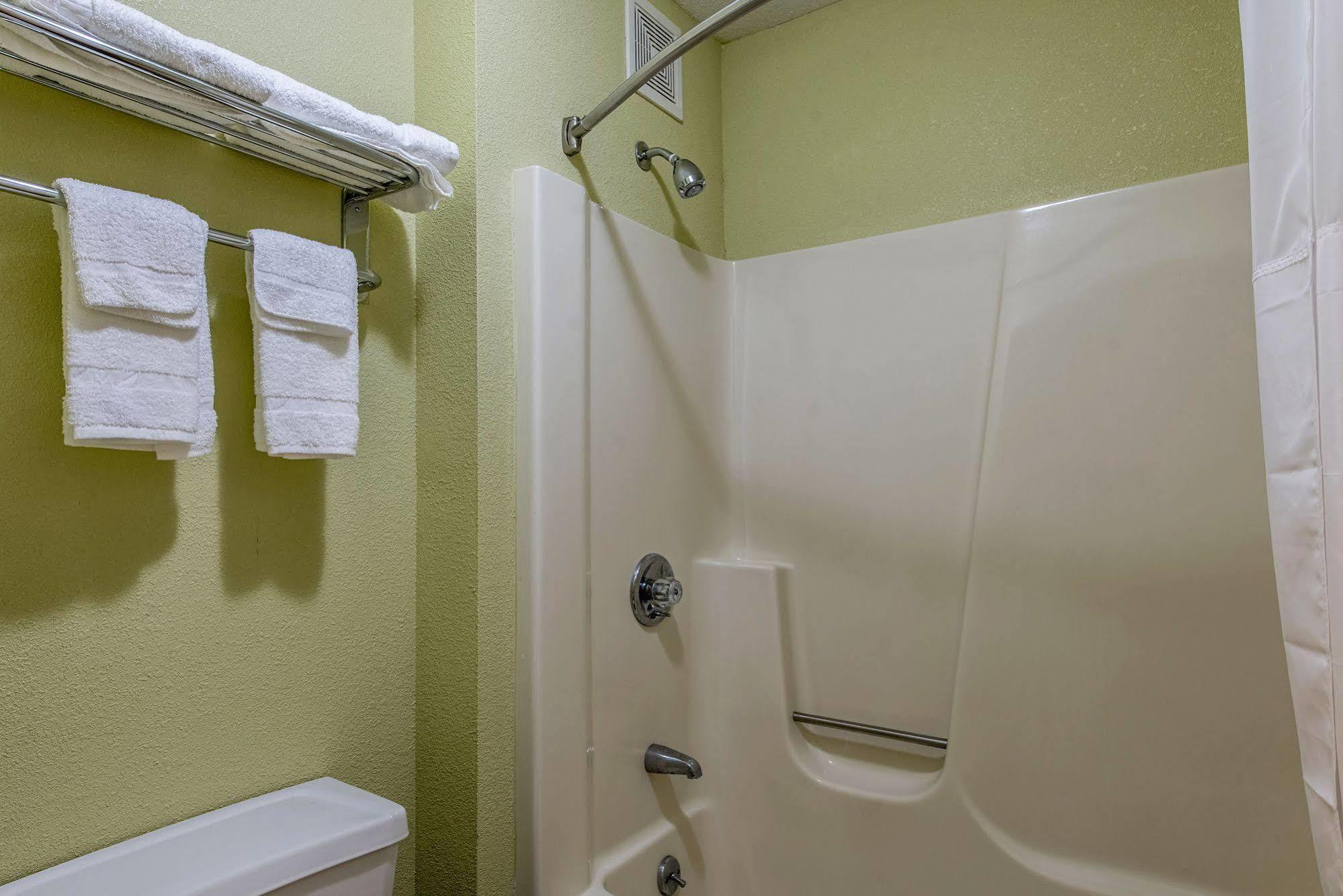 Cardinal Inn & Suites Muncie Eksteriør billede